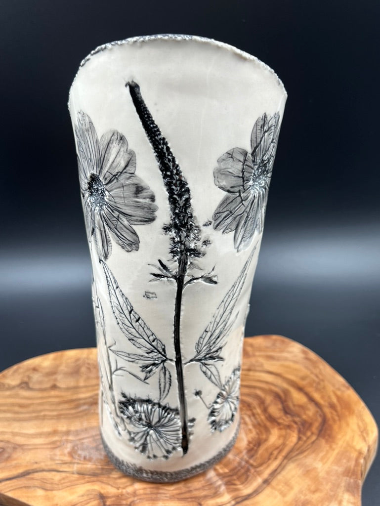 Black floral vase, black rim