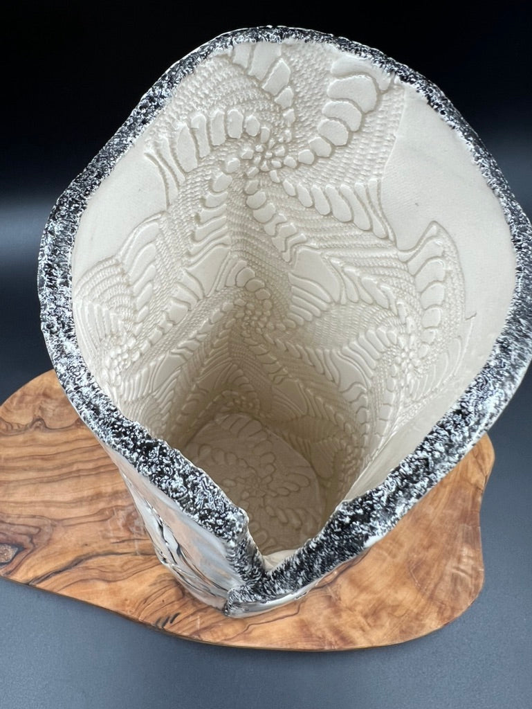 Black floral vase, black rim