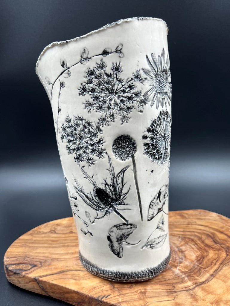 Black floral vase, black rim