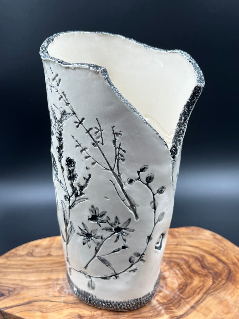 Black floral vase, black rim