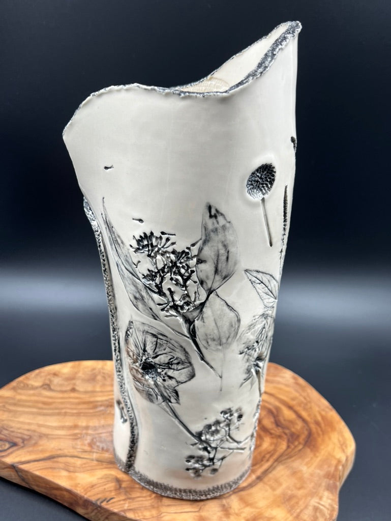 Black floral vase, black rim
