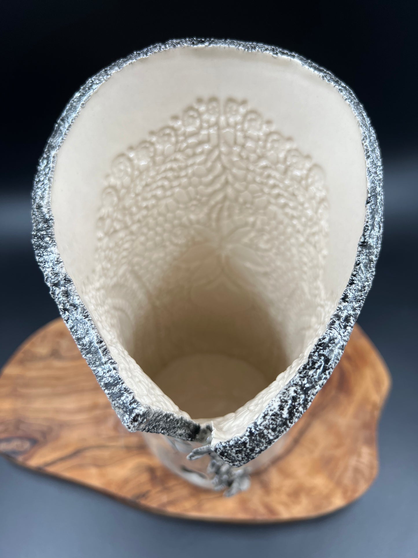 Black gingko vase, black rim, cascading flowers