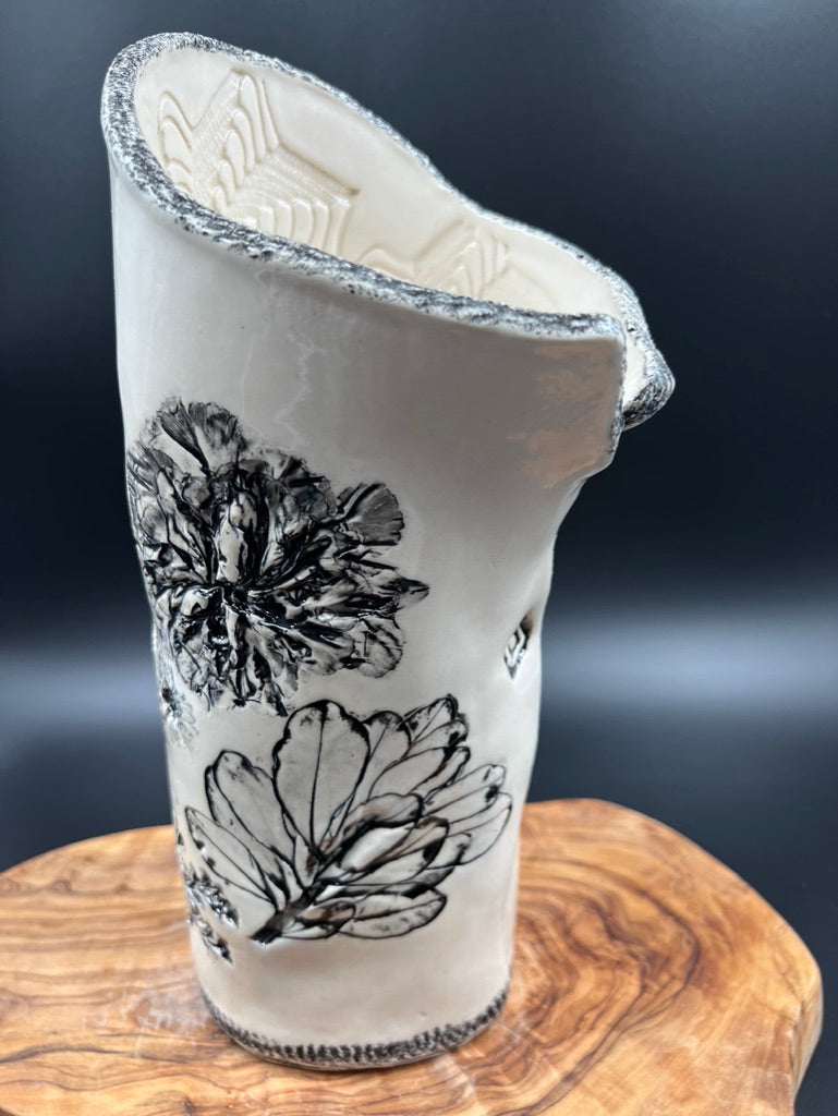 Black floral vase, black rim