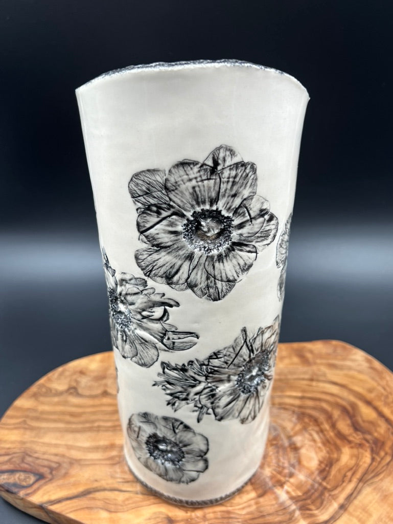 Black floral vase, black rim