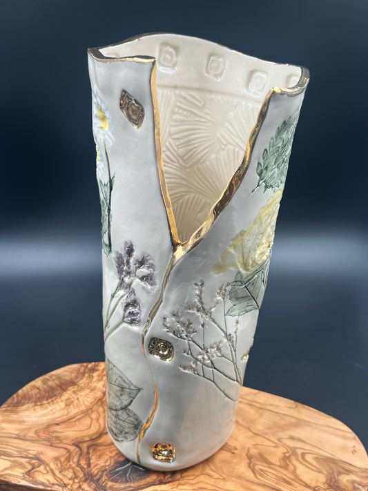 Color floral vase with gold rim